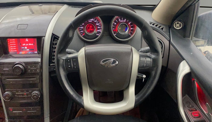2014 Mahindra XUV500 W8, Diesel, Manual, 1,21,366 km, Steering Wheel Close Up