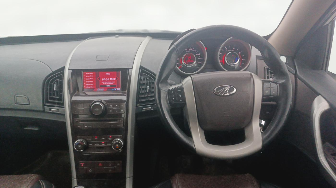 2013 Mahindra XUV500 W8, Diesel, Manual, 1,40,932 km, Steering Wheel Close Up