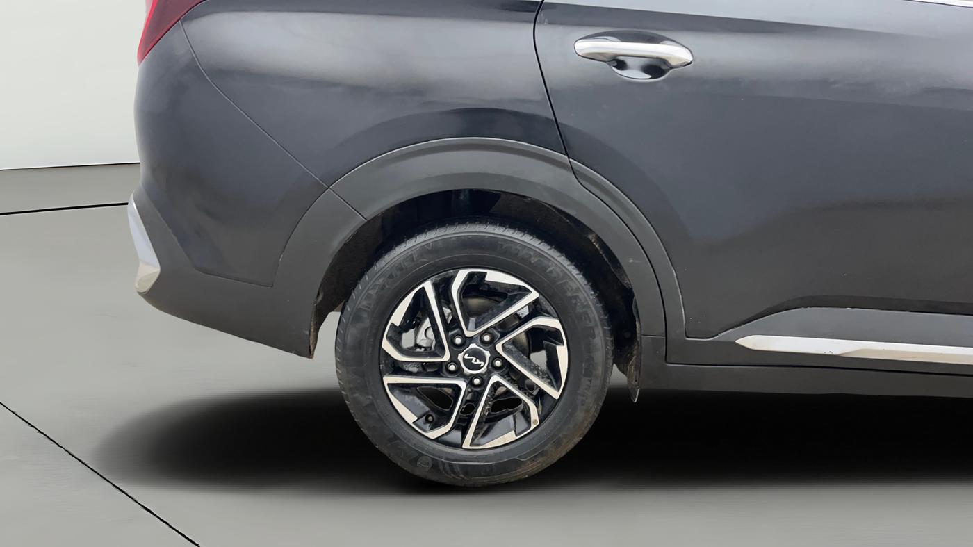 2022 KIA CARENS LUXURY PLUS 1.4 PETROL DCT 7 STR, Petrol, Automatic, 63,105 km, Right Rear Wheel