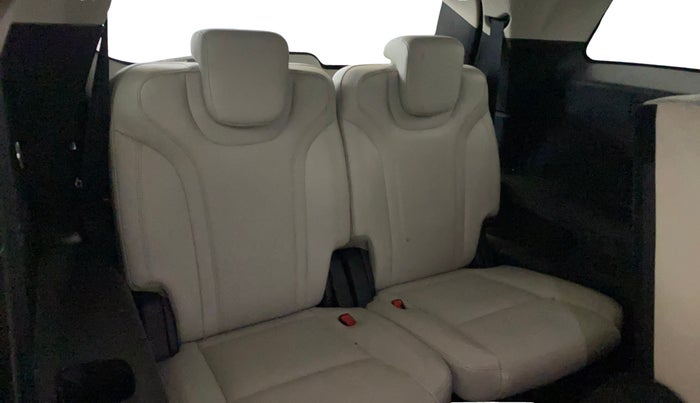 2021 Mahindra XUV700 AX7 Petrol MT 7 STR, Petrol, Manual, 88,529 km, Third Seat Row ( optional )