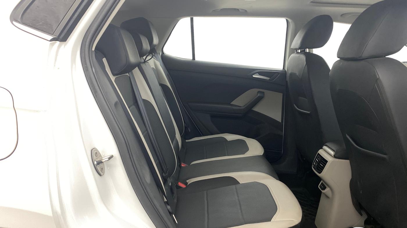 2024 Volkswagen TAIGUN TOPLINE 1.0 TSI AT, Petrol, Automatic, 19,743 km, Right Side Rear Door Cabin