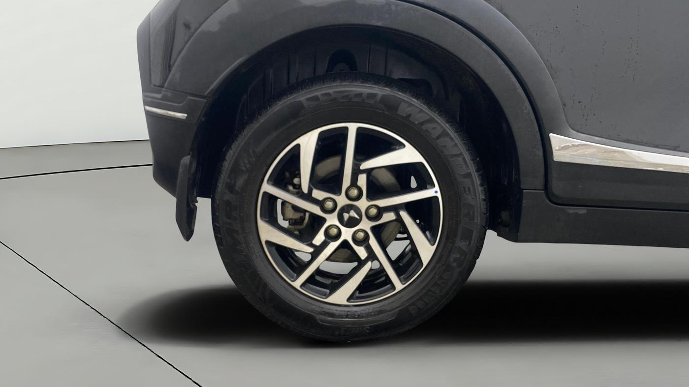 2025 Mahindra XUV 3XO AX5 1.2 L TCMPFI AT, Petrol, Automatic, 13,681 km, Right Rear Wheel