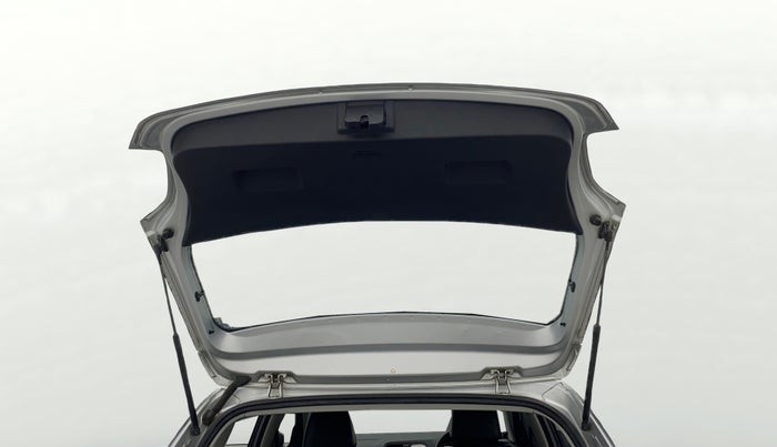 2015 Volkswagen Polo COMFORTLINE 1.2L, Petrol, Manual, 75,779 km, Boot Door Open