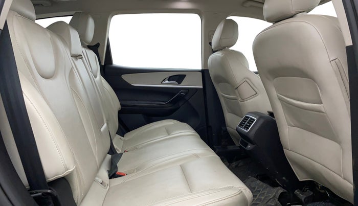 2022 Mahindra XUV700 AX 7 LUXURY D AT 7 STR, Diesel, Automatic, 30,189 km, Right Side Rear Door Cabin