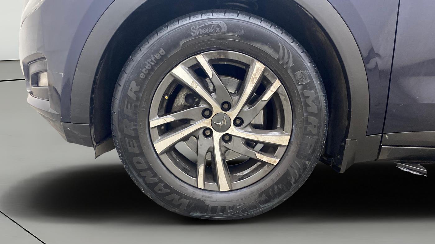 2023 Mahindra XUV700 AX 5 D AT 7 STR, Diesel, Automatic, 40,486 km, Left Front Wheel