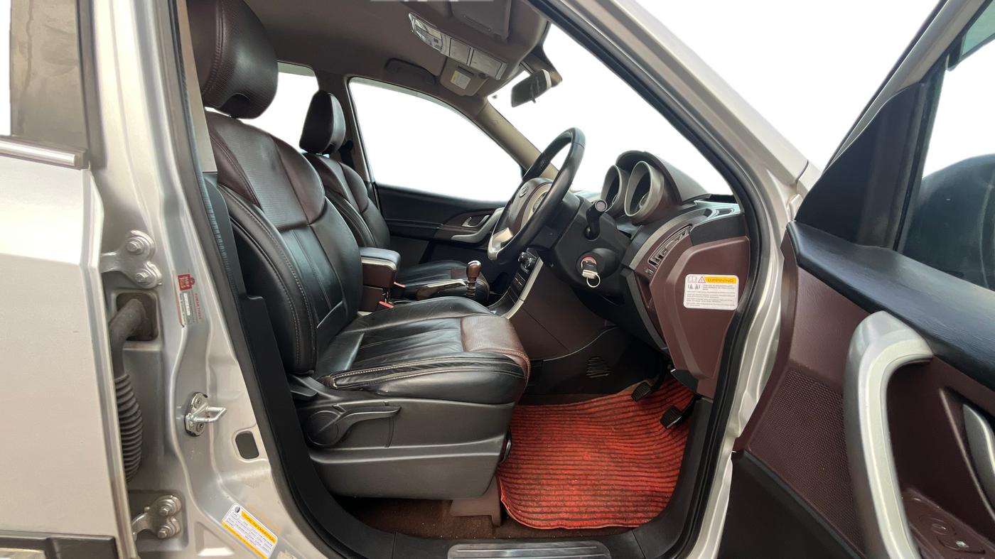 2015 Mahindra XUV500 W8, Diesel, Manual, 73,980 km, Right Side Front Door Cabin