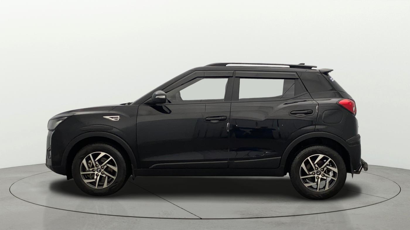 2023 Mahindra XUV300 W8 (O) 1.2 PETROL, Petrol, Manual, 27,880 km, Left Side