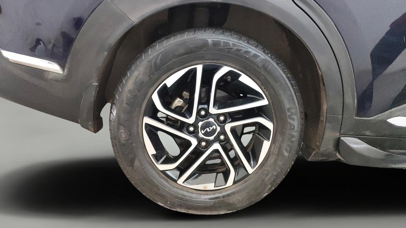 2022 KIA CARENS LUXURY PLUS 1.4 PETROL 7 STR, Petrol, Manual, 37,723 km, Right Rear Wheel