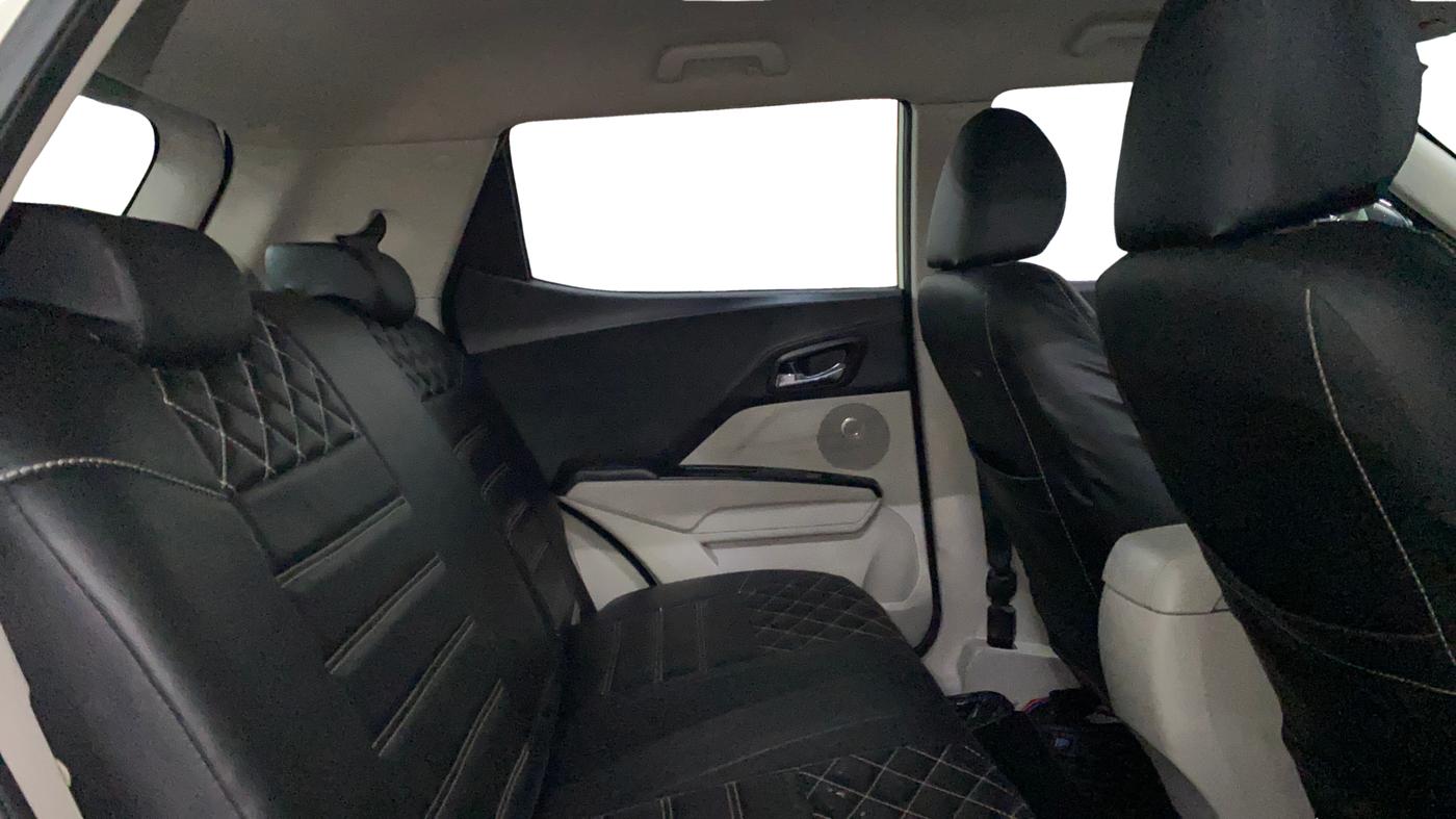 2022 Mahindra XUV300 W8 1.2 PETROL, Petrol, Manual, 48,228 km, Right Side Rear Door Cabin