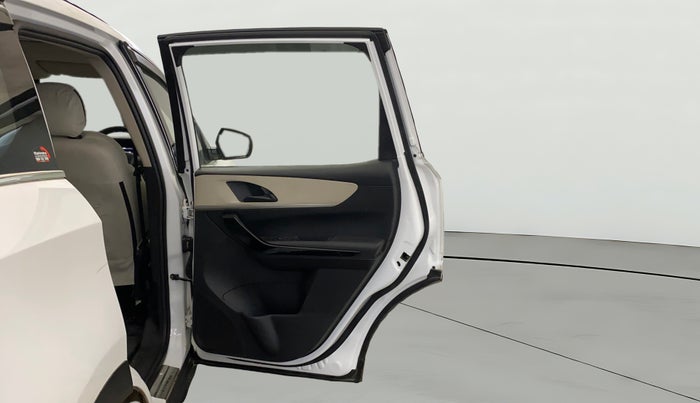 2022 Mahindra XUV700 AX 5 P MT 5 STR, Petrol, Manual, 52,998 km, RHS Rear Door