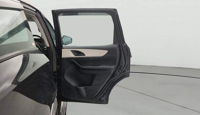 2024 Mahindra XUV700 AX5 Petrol AT 7 STR, Petrol, Automatic, 10,524 km, RHS Rear Door