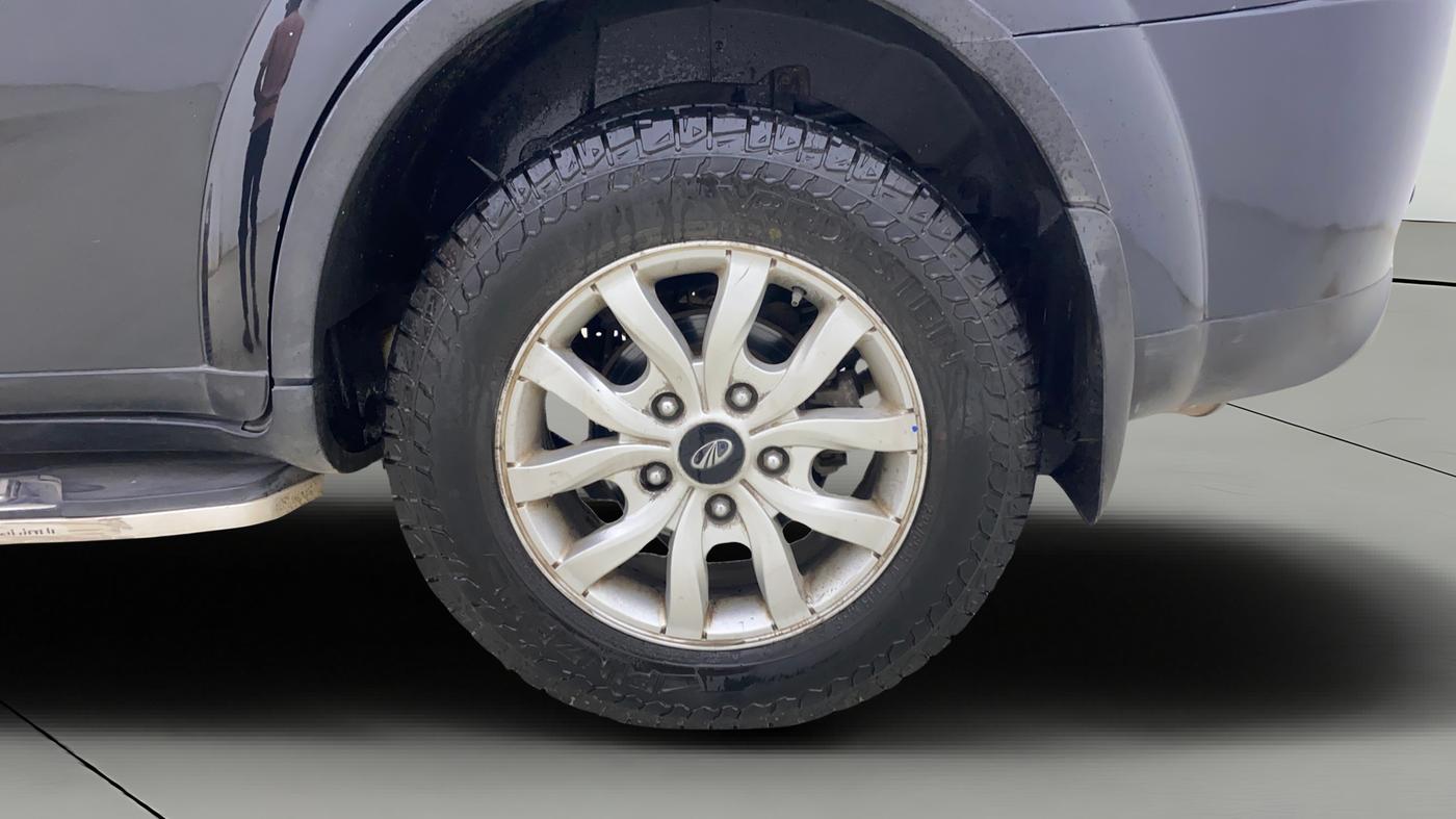 2016 Mahindra XUV500 W10 AT, Diesel, Automatic, 1,11,214 km, Left Rear Wheel
