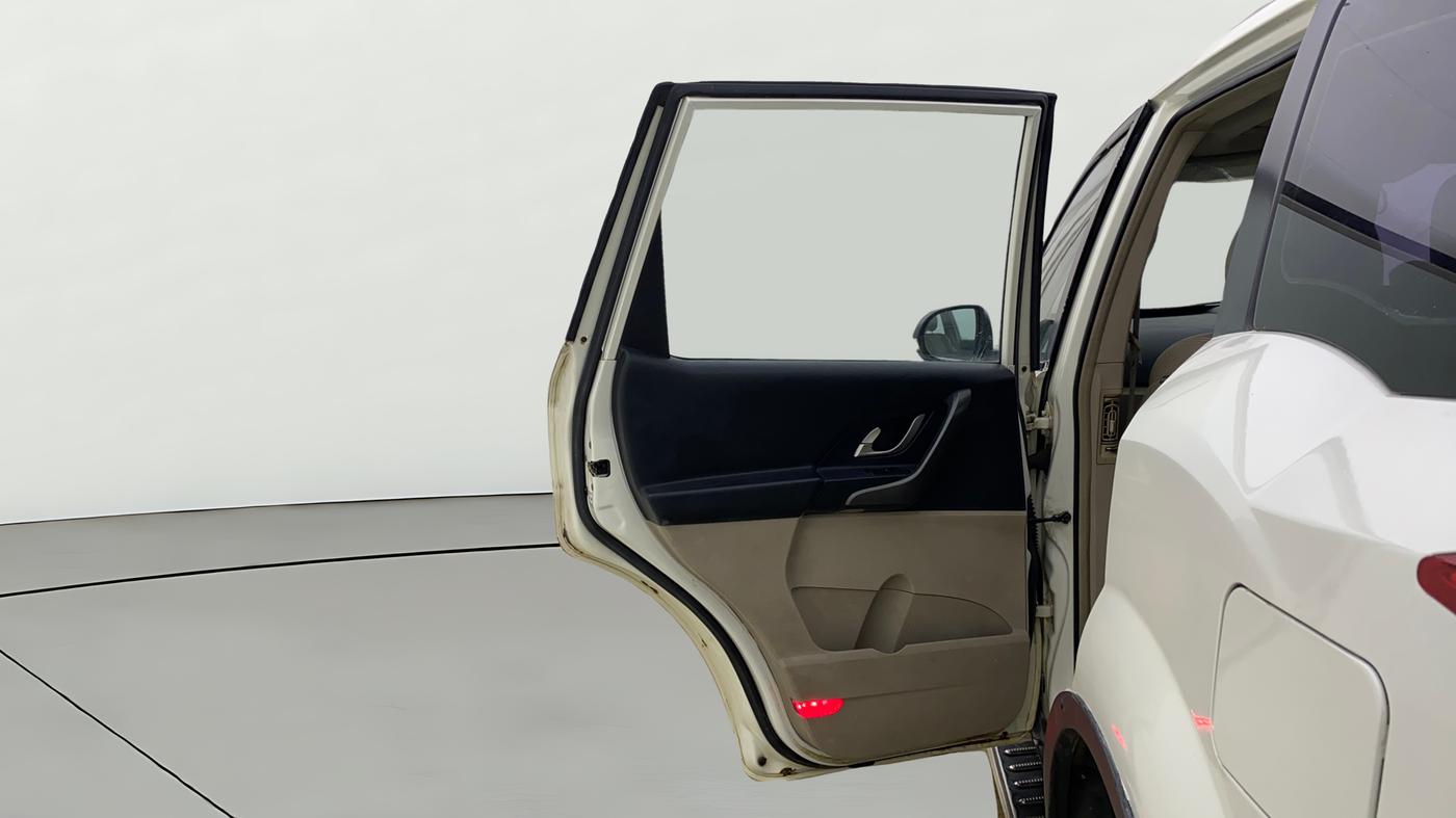 2016 Mahindra XUV500 W10 AT, Diesel, Automatic, 1,22,669 km, LHS Rear Door
