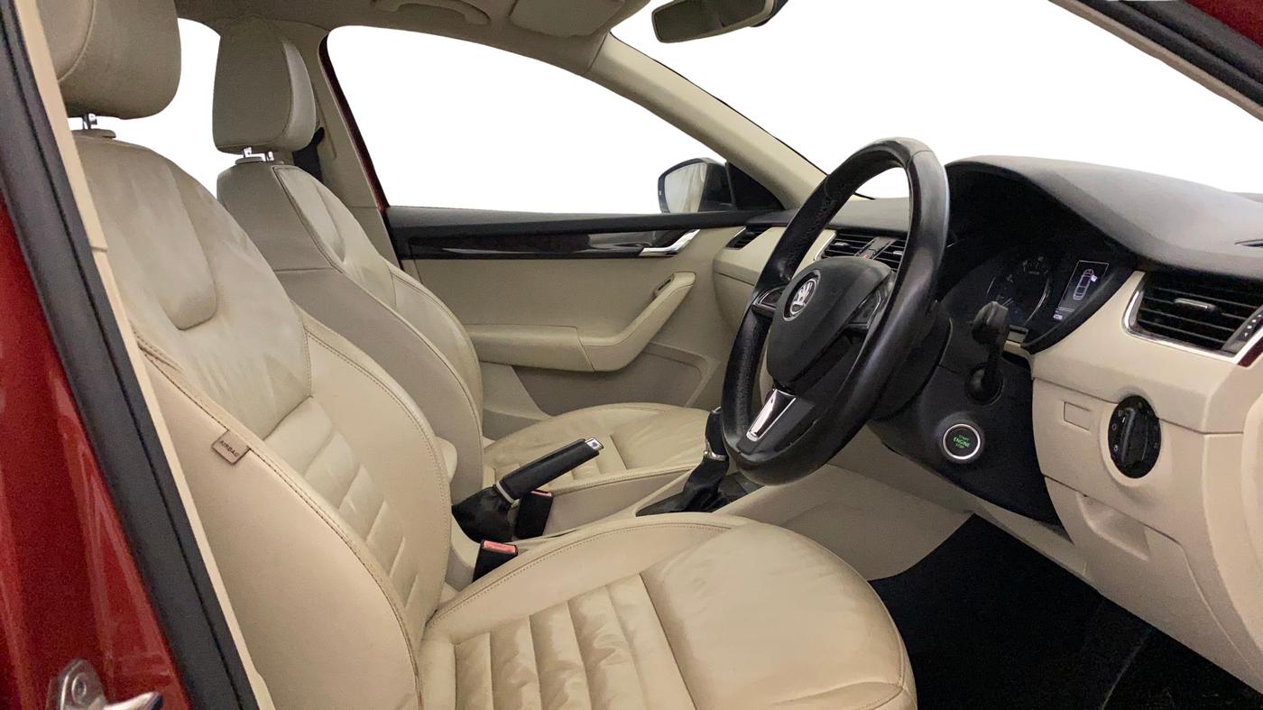 2017 Skoda Octavia STYLE PLUS AT 1.8 TSI, Petrol, Automatic, 47,241 km, Right Side Front Door Cabin