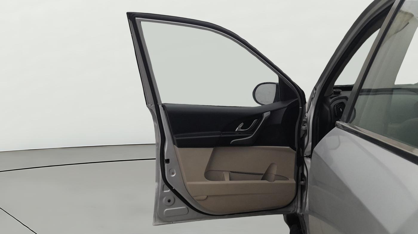 2016 Mahindra XUV500 W6 AT 1.99, Diesel, Automatic, 44,518 km, LHS Front Door
