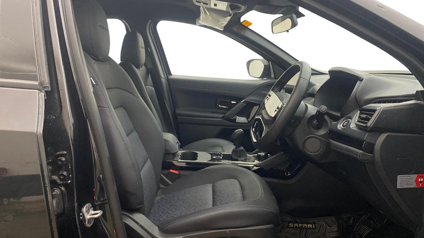 2023 Tata Safari ADVENTURE PLUS DARK EDITION, Diesel, Manual, 17,924 km, Right Side Front Door Cabin