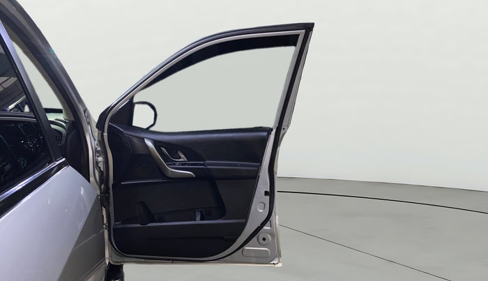 2020 Mahindra XUV500 W7, Diesel, Manual, 43,592 km, RHS Front Door