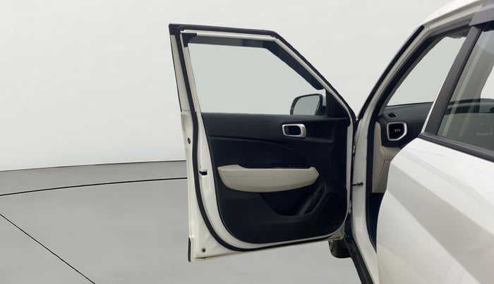 2022 Hyundai VENUE SX 1.2 PETROL, Petrol, Manual, 33,900 km, LHS Front Door