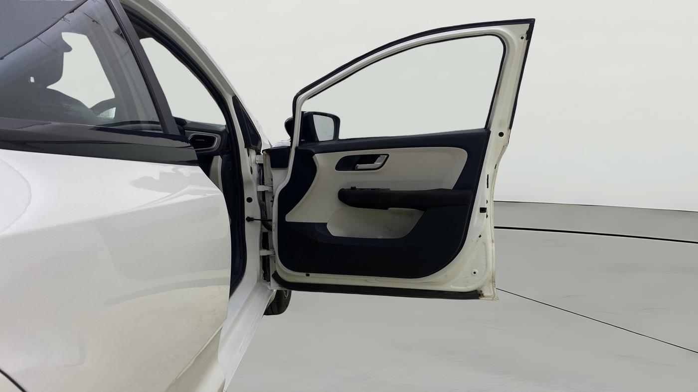 2022 Tata ALTROZ XZ PETROL, Petrol, Manual, 54,827 km, RHS Front Door