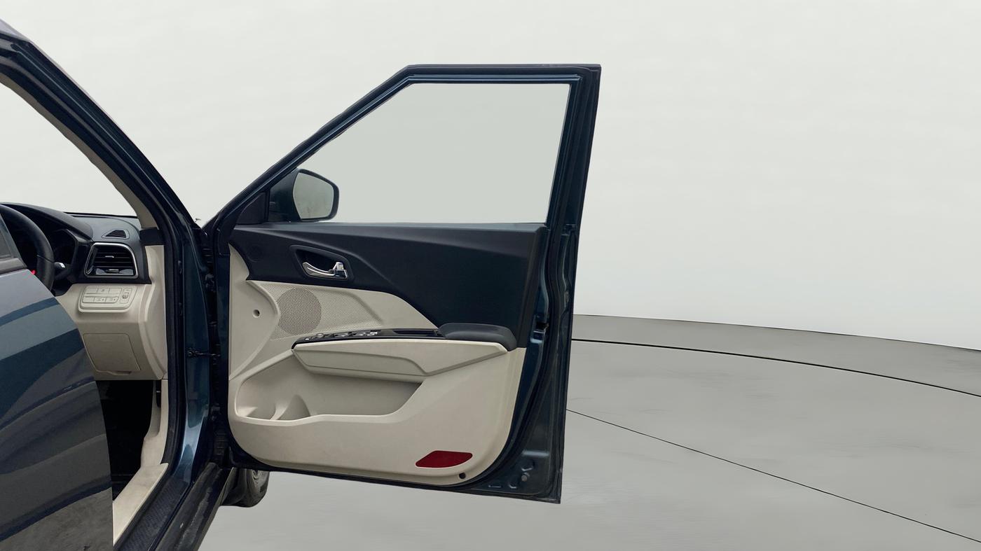 2024 Mahindra XUV300 W8 (O) 1.2 PETROL AMT, Petrol, Automatic, 15,125 km, RHS Front Door