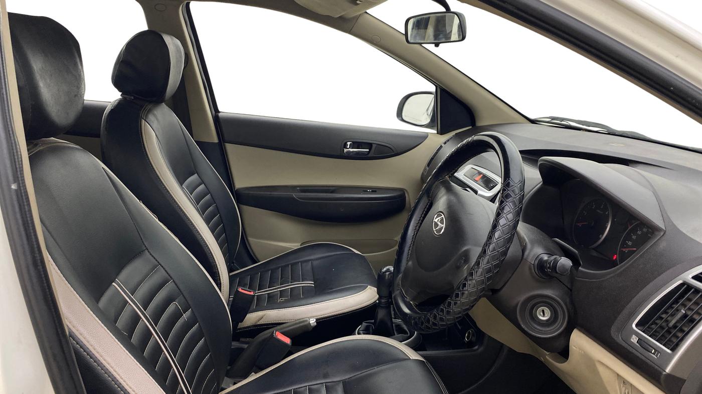 2013 Hyundai i20 MAGNA 1.4 CRDI, Diesel, Manual, 1,44,777 km, Right Side Front Door Cabin