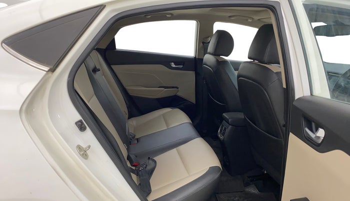 2017 Hyundai Verna 1.6 VTVT SX O, Petrol, Manual, 49,542 km, Right Side Rear Door Cabin