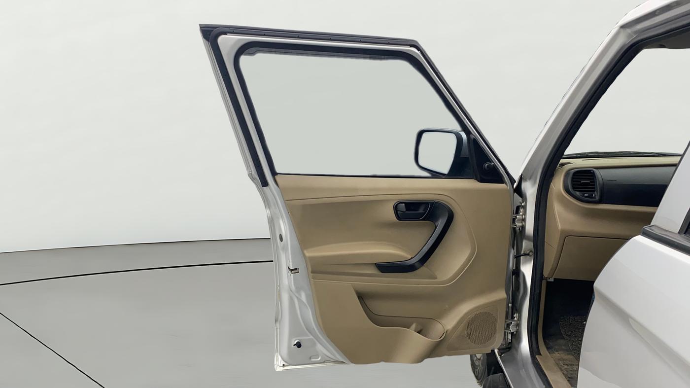 2019 Mahindra TUV300 T6 PLUS, Diesel, Manual, 69,354 km, LHS Front Door