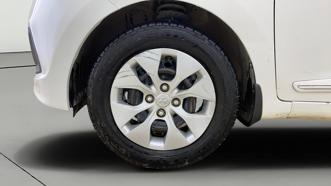 2015 Hyundai Xcent BASE 1.1, Diesel, Manual, 1,18,069 km, Left Front Wheel