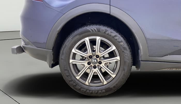 2023 Mahindra XUV700 AX 7 LUXURY P AT 7 STR, Petrol, Automatic, 24,791 km, Right Rear Wheel
