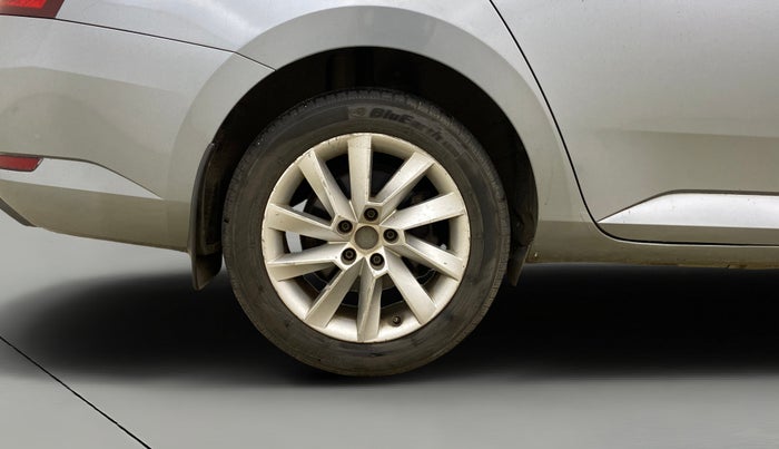 2017 Skoda Superb L&K 1.8 TSI AT, Petrol, Automatic, 42,342 km, Right Rear Wheel