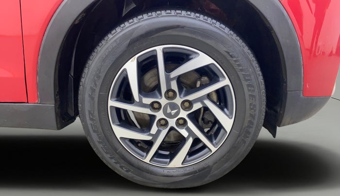 2022 Mahindra XUV300 W8 (O) 1.5 DIESEL AMT, Diesel, Automatic, 32,332 km, Right Front Wheel