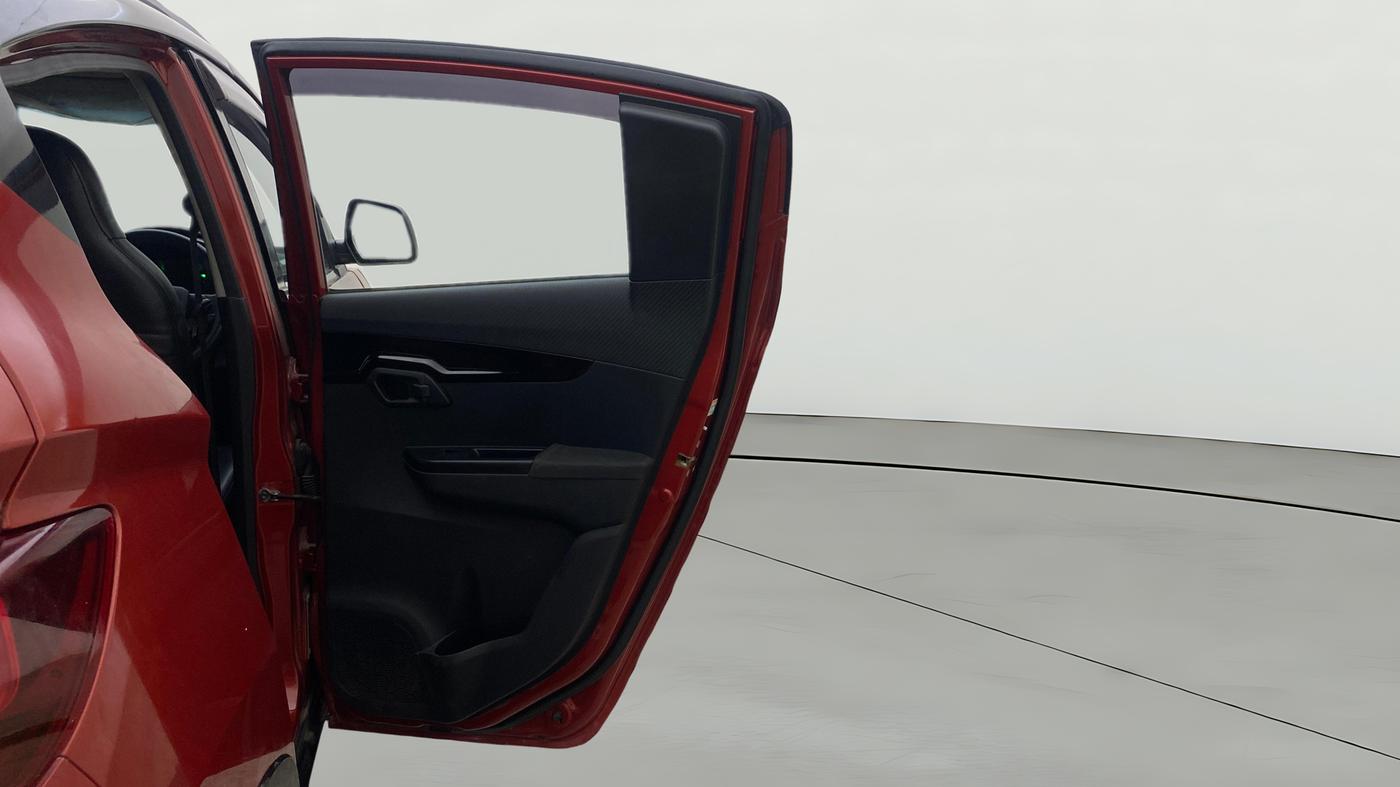 2017 Mahindra Kuv100 K8 6 STR DUAL TONE, Petrol, Manual, 29,019 km, RHS Rear Door