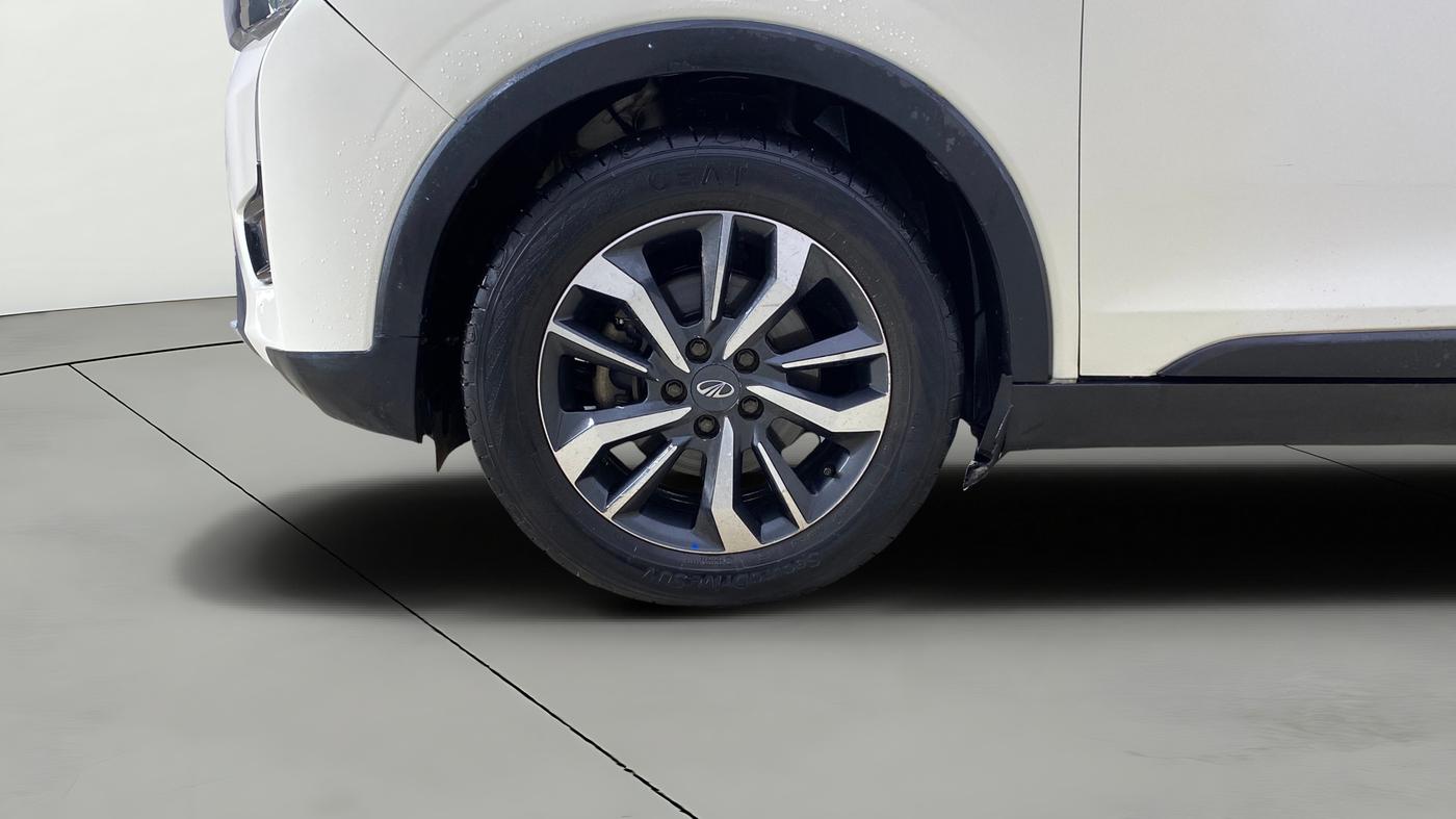 2019 Mahindra XUV300 W8 (O) 1.5 DIESEL AMT, Diesel, Automatic, 1,40,621 km, Left Front Wheel