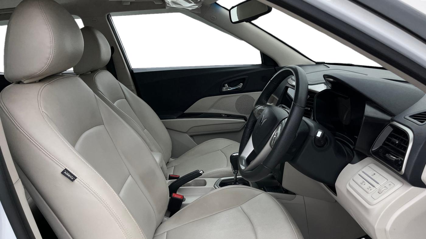 2024 Mahindra XUV300 W8 (O) 1.2 PETROL AMT, Petrol, Automatic, 16,200 km, Right Side Front Door Cabin