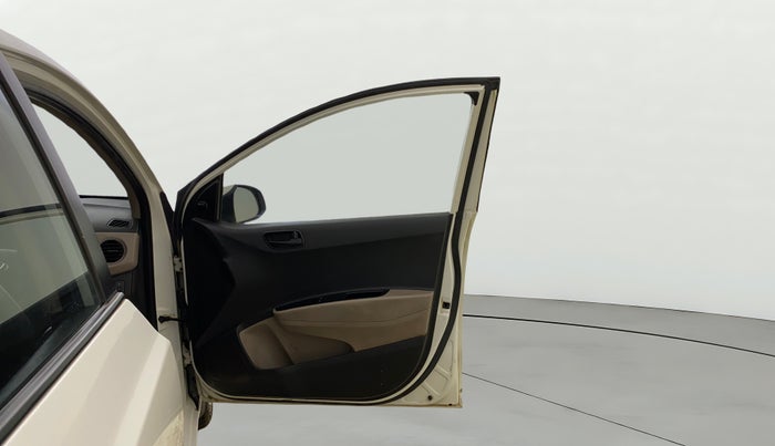 2015 Hyundai Xcent BASE 1.1, Diesel, Manual, 1,17,985 km, RHS Front Door