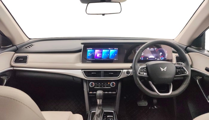 2022 Mahindra XUV700 AX 7 LUXURY P AT 7 STR, Petrol, Automatic, 17,184 km, Dashboard