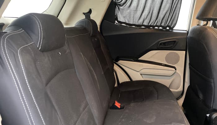 2022 Mahindra XUV300 W8 (O) 1.2 PETROL AMT, Petrol, Automatic, 80,718 km, Right Side Rear Door Cabin