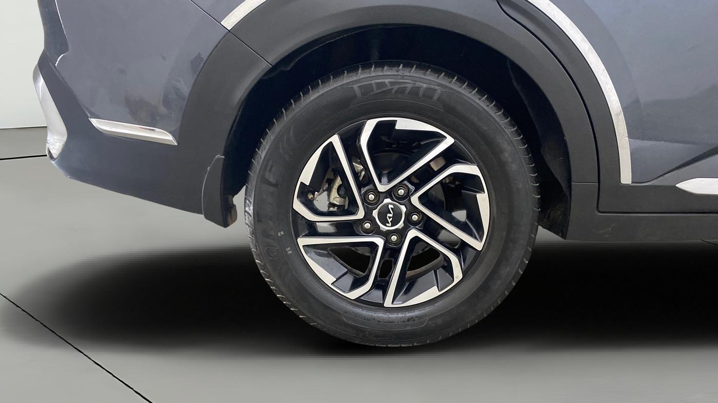 2022 KIA CARENS LUXURY PLUS 1.4 PETROL 7 STR, Petrol, Manual, 44,222 km, Right Rear Wheel