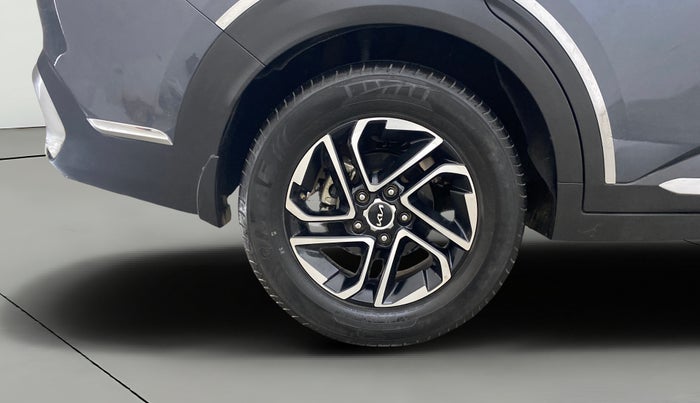 2022 KIA CARENS LUXURY PLUS 1.4 PETROL 7 STR, Petrol, Manual, 44,222 km, Right Rear Wheel