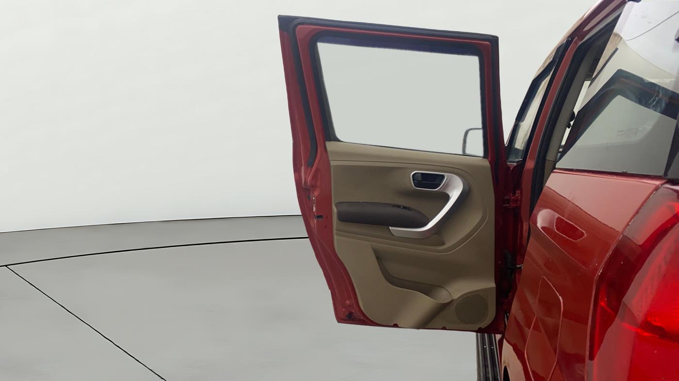 2017 Mahindra TUV300 T8 AMT, Diesel, Automatic, 83,120 km, LHS Rear Door