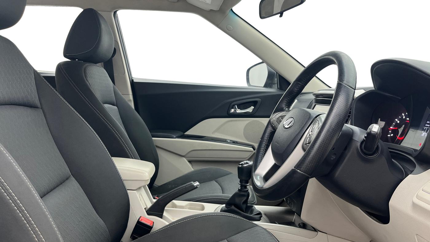 2019 Mahindra XUV300 W8 1.2 PETROL, Petrol, Manual, 55,445 km, Right Side Front Door Cabin