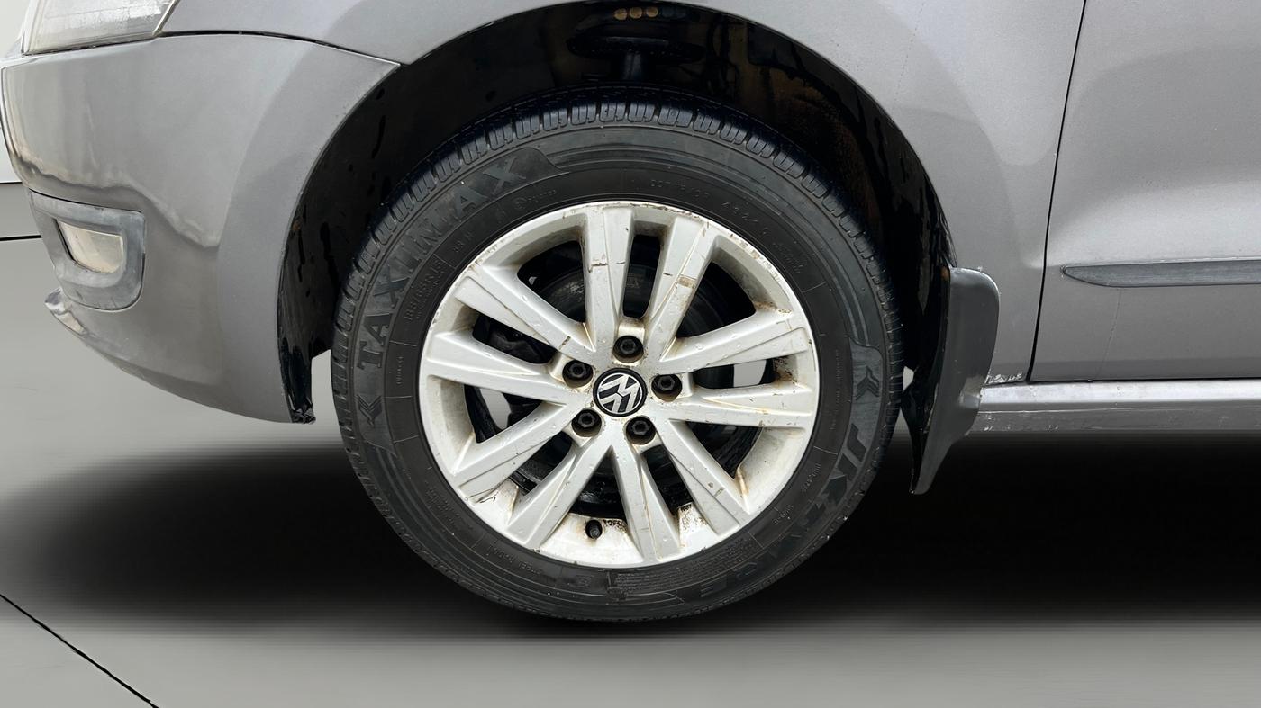 2013 Volkswagen Polo HIGHLINE DIESEL, Diesel, Manual, 1,02,202 km, Left Front Wheel