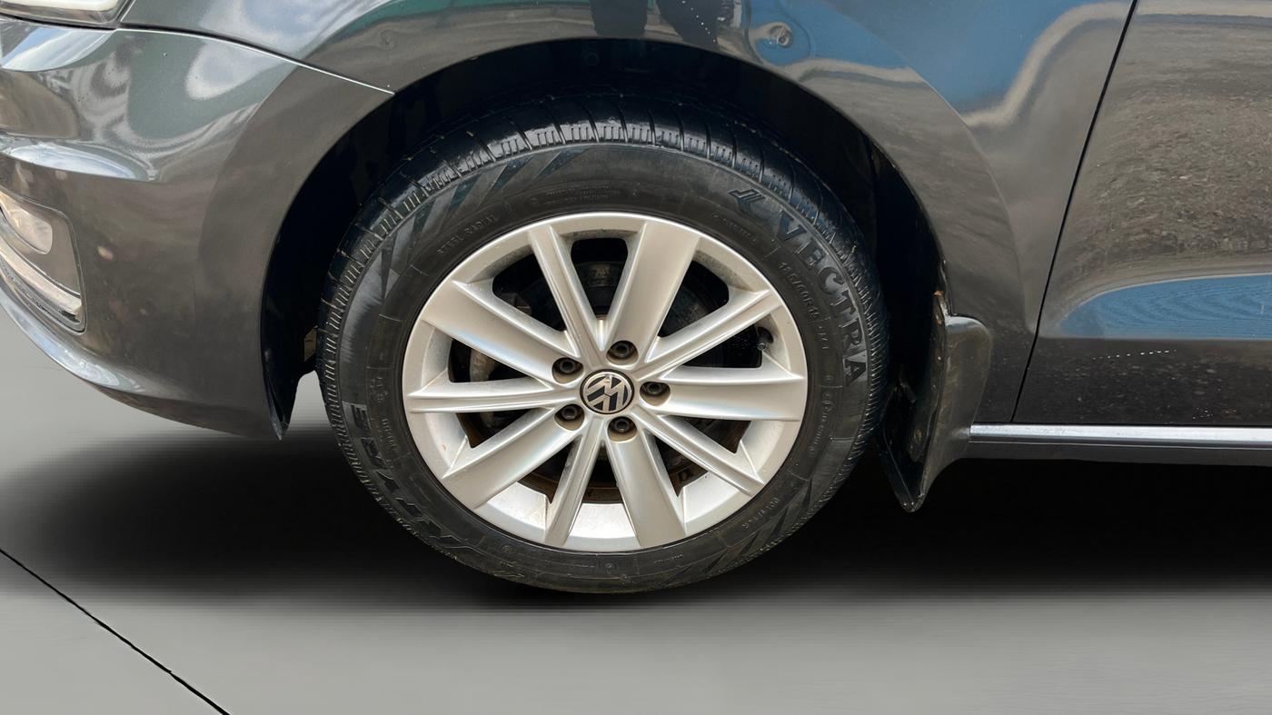 2016 Volkswagen Vento HIGHLINE PETROL AT, Petrol, Automatic, 25,550 km, Left Front Wheel