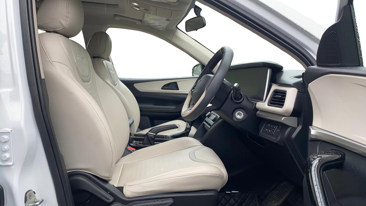 2022 Mahindra XUV700 AX 5 D AT 5 STR, Diesel, Automatic, 31,102 km, Right Side Front Door Cabin