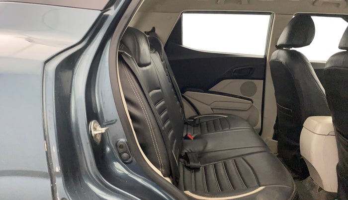 2022 Mahindra XUV300 W4 1.2 PETROL, Petrol, Manual, 91,761 km, Right Side Rear Door Cabin