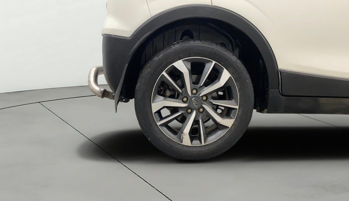 2021 Mahindra XUV300 W8 (O) 1.5 DIESEL AMT, Diesel, Automatic, 1,06,183 km, Right Rear Wheel