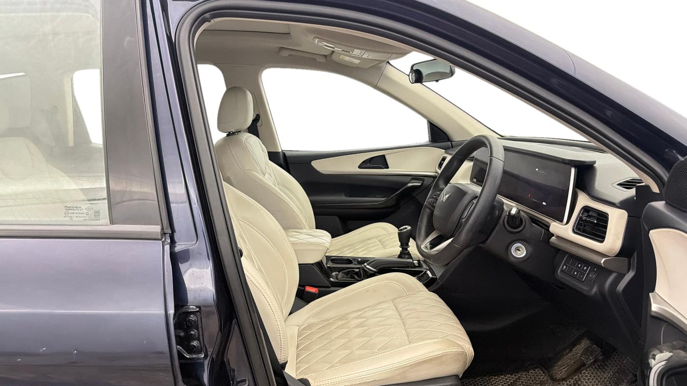 2022 Mahindra XUV700 AX 5 P MT 5 STR, Petrol, Manual, 66,297 km, Right Side Front Door Cabin