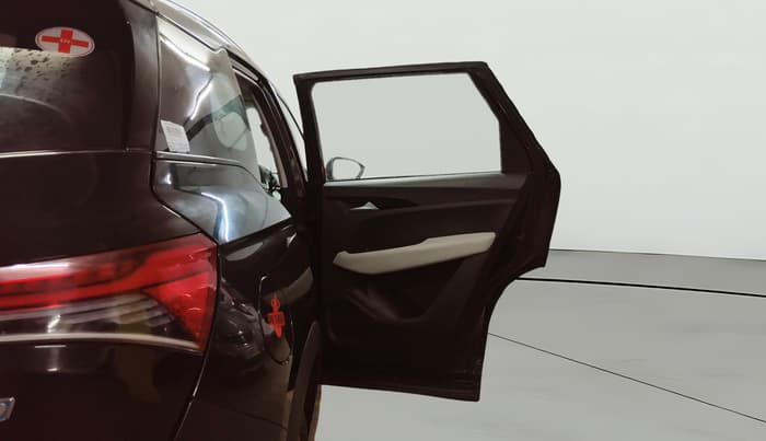 2022 MG HECTOR PLUS SUPER 1.5 PETROL TURBO HYBRID MT 7-STR, Petrol, Manual, 20,862 km, RHS Rear Door