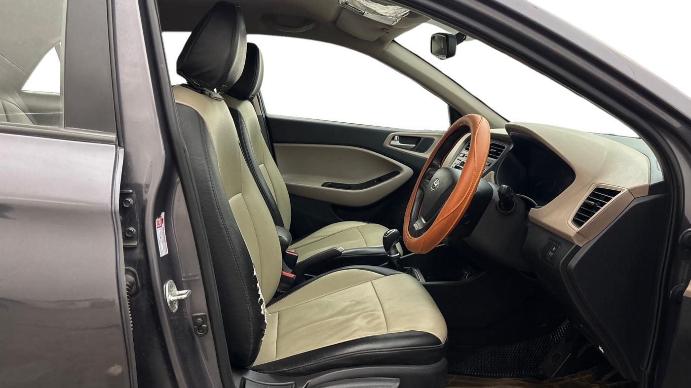 2014 Hyundai Elite i20 SPORTZ 1.4 (O) CRDI, Diesel, Manual, 1,18,322 km, Right Side Front Door Cabin