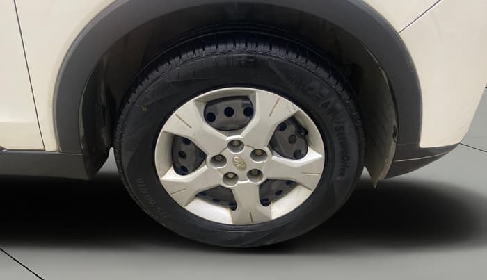 2019 Mahindra XUV300 W6 1.5 DIESEL, Diesel, Manual, 1,09,569 km, Right Front Wheel